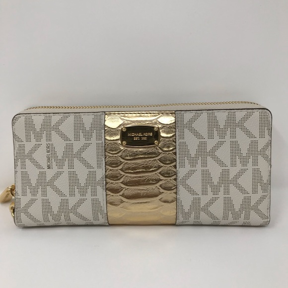 Michael Kors Handbags - Michael Kors Jet Set Travel Wallet
